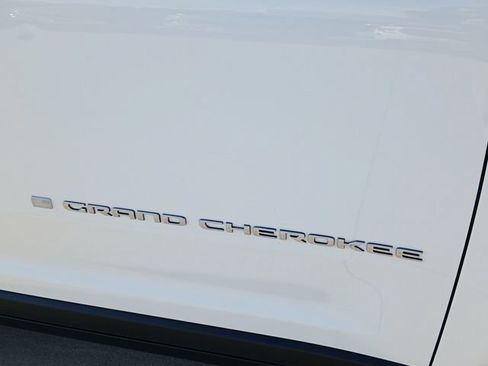 Used 2023 Jeep Grand Cherokee Limited AWD/4WD image 32