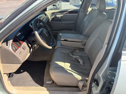 Used 2007 Lincoln Town Car Signature RWD image 25