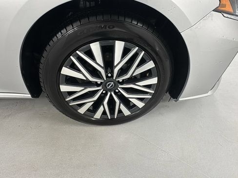 Used 2024 Nissan Altima 2.5 SV image 9