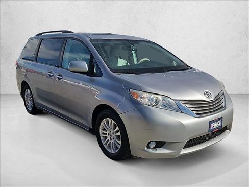 Used 2011 Toyota Sienna XLE w/ XLE Navigation Pkg image 3