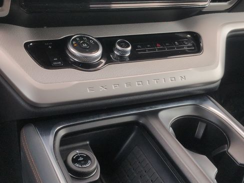 Certified 2025 Ford Expedition Active AWD/4WD image 27