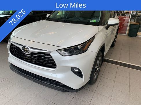 Used 2022 Toyota Highlander XLE AWD/4WD image 2