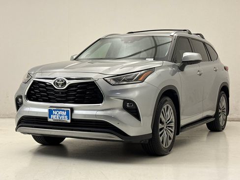 Used 2020 Toyota Highlander Platinum FWD image 2