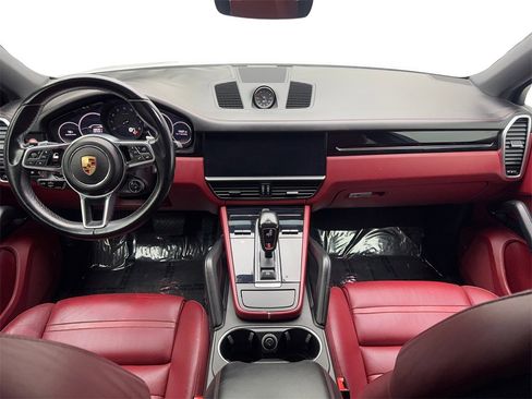 Used 2020 Porsche Cayenne w/ Premium Package image 50