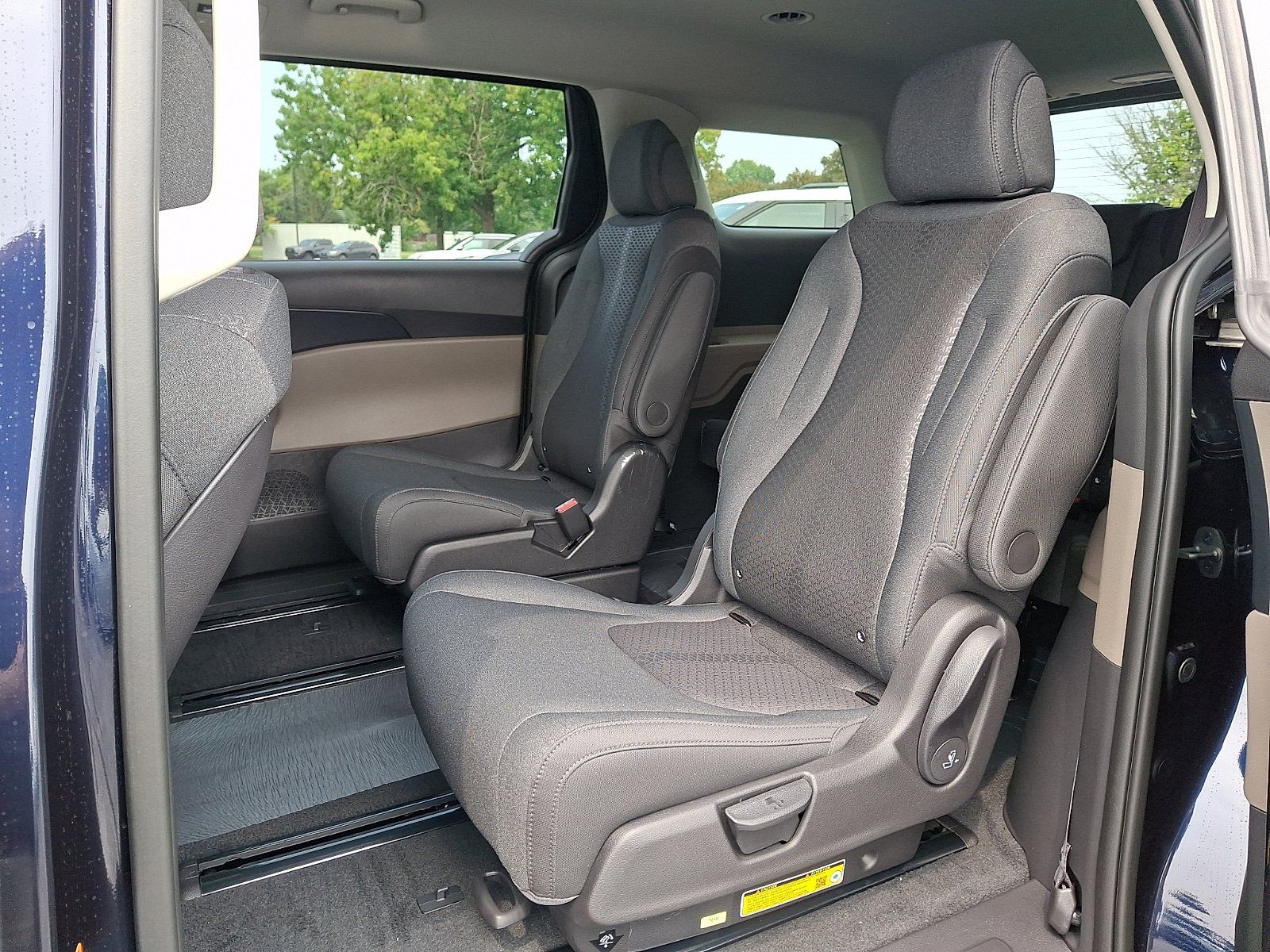 New 2027 Kia Carnival LX FWD image 6