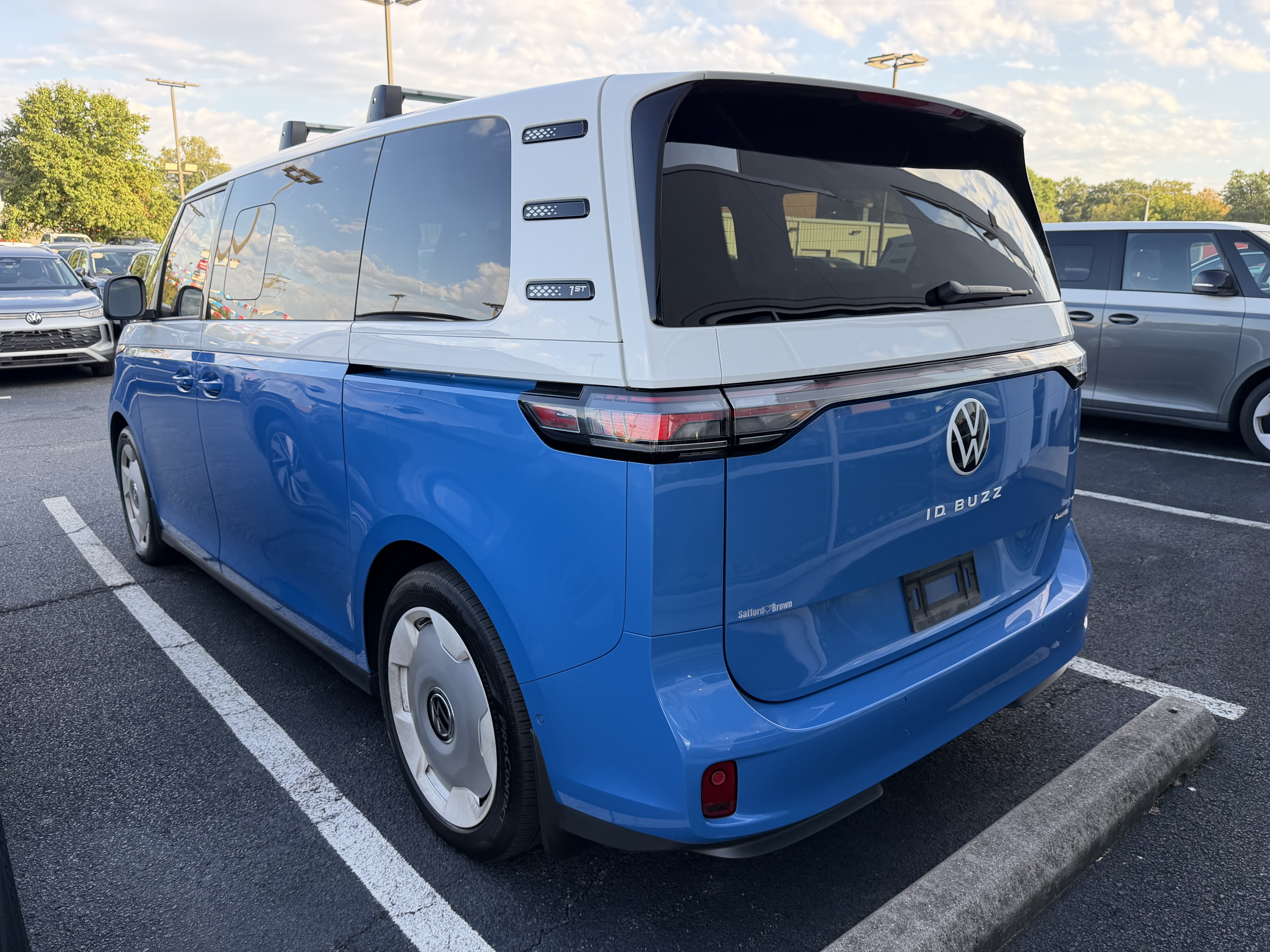Used 2025 Volkswagen ID. Buzz 1st Edition AWD/4WD image 24
