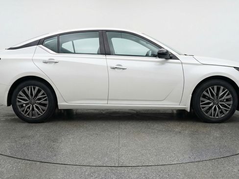 Used 2025 Nissan Altima 2.5 SV image 11