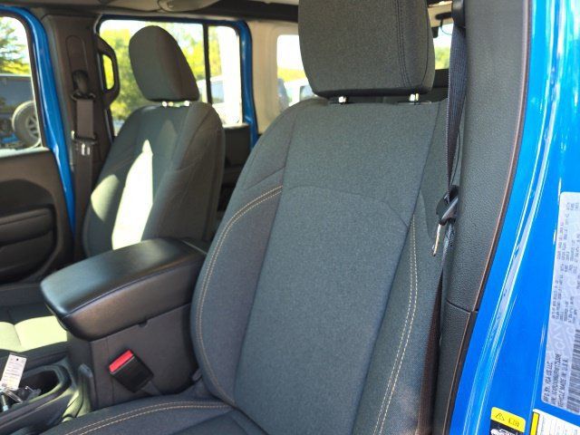 Used 2024 Jeep Wrangler Unlimited w/ Convenience Group AWD/4WD image 13