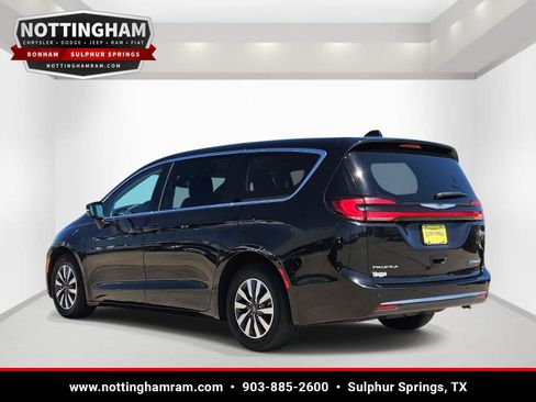 Used 2023 Chrysler Pacifica Touring-L FWD image 6