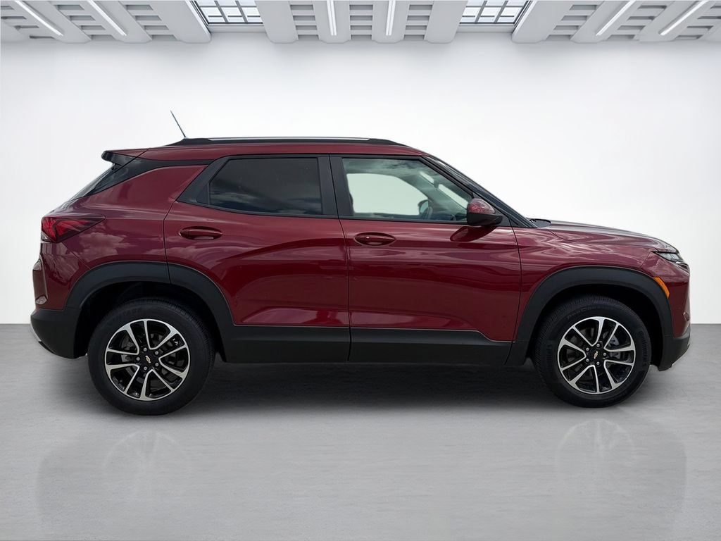 Used 2025 Chevrolet TrailBlazer LT AWD/4WD image 2