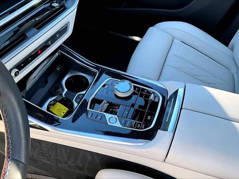 Used 2026 BMW X7 M60i image 17