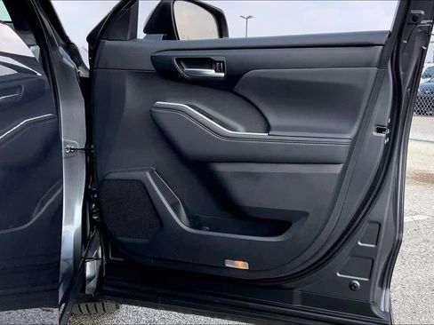 Certified 2025 Toyota Highlander XSE image 22