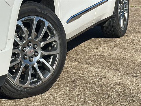 Used 2023 GMC Acadia Denali w/ Denali Ultimate Package image 3