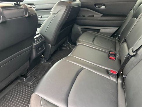 Used 2024 Nissan Pathfinder SL image 11