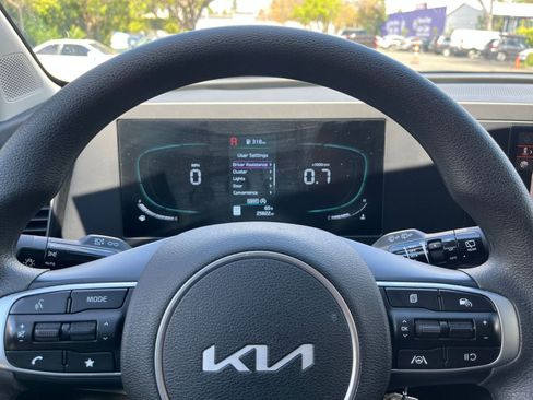 Used 2025 Kia Sportage LX FWD image 27