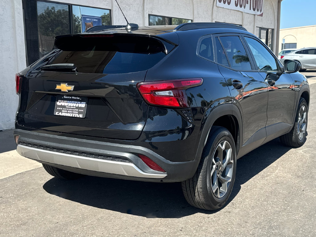 Used 2025 Chevrolet Trax LT FWD image 4