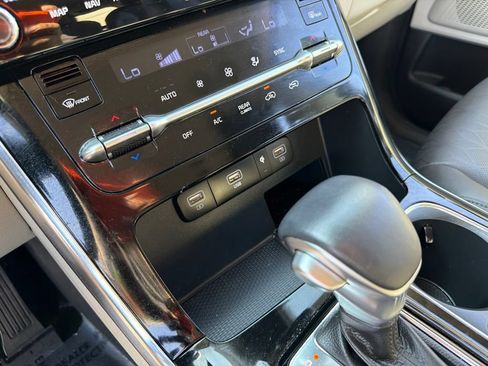 Used 2024 Kia Carnival EX FWD image 25