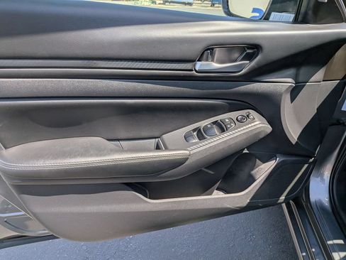 Used 2025 Nissan Altima 2.5 SV FWD image 11