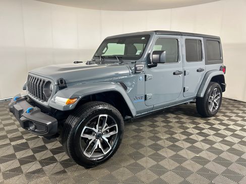 Used 2024 Jeep Wrangler Unlimited w/ Convenience Group AWD/4WD image 6