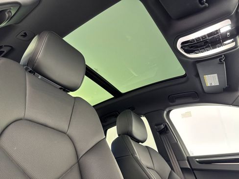Certified 2025 Porsche Macan image 19