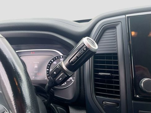 Used 2023 Nissan Titan SV w/ SV Convenience Package image 16