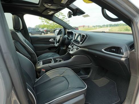 Used 2025 Chrysler Pacifica Limited FWD image 22