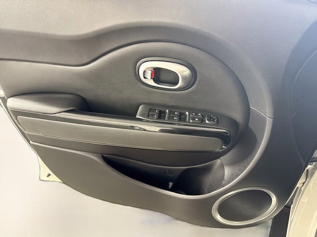 Used 2016 Kia Soul ! FWD image 12