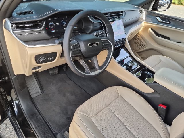 Used 2023 Jeep Grand Cherokee L Limited w/ Luxury Tech Group II AWD/4WD image 10