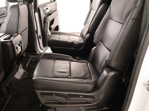 Used 2022 Chevrolet Suburban LT w/ Luxury Package image 12