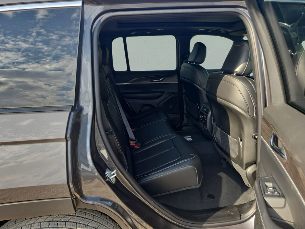 New 2025 Jeep Grand Cherokee Limited RWD image 36