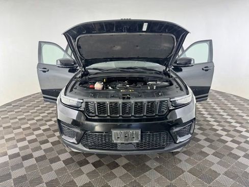 Used 2024 Jeep Grand Cherokee Altitude AWD/4WD image 10