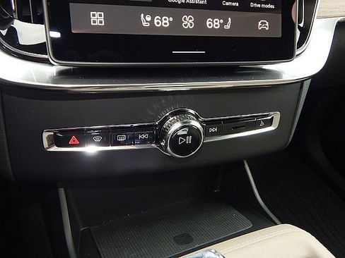 New 2026 Volvo XC90 B6 Plus w/ Protection Package Premier image 19