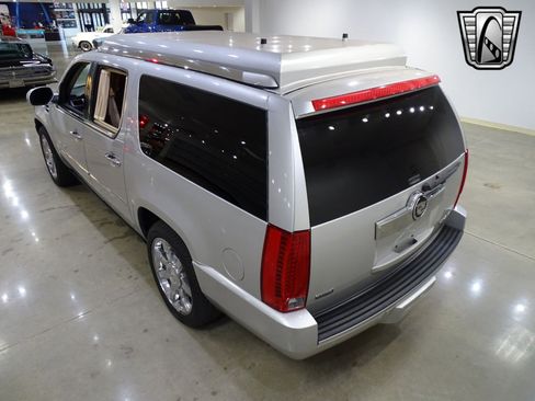 Used 2011 Cadillac Escalade ESV Premium image 4