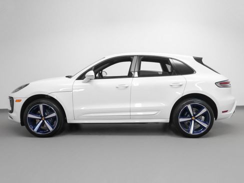 Certified 2025 Porsche Macan image 2
