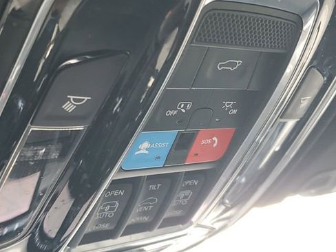 Used 2022 Jeep Grand Cherokee Overland w/ Luxury Tech Group IV AWD/4WD image 32