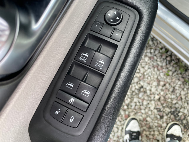 Used 2021 Chrysler Pacifica Touring-L FWD image 26