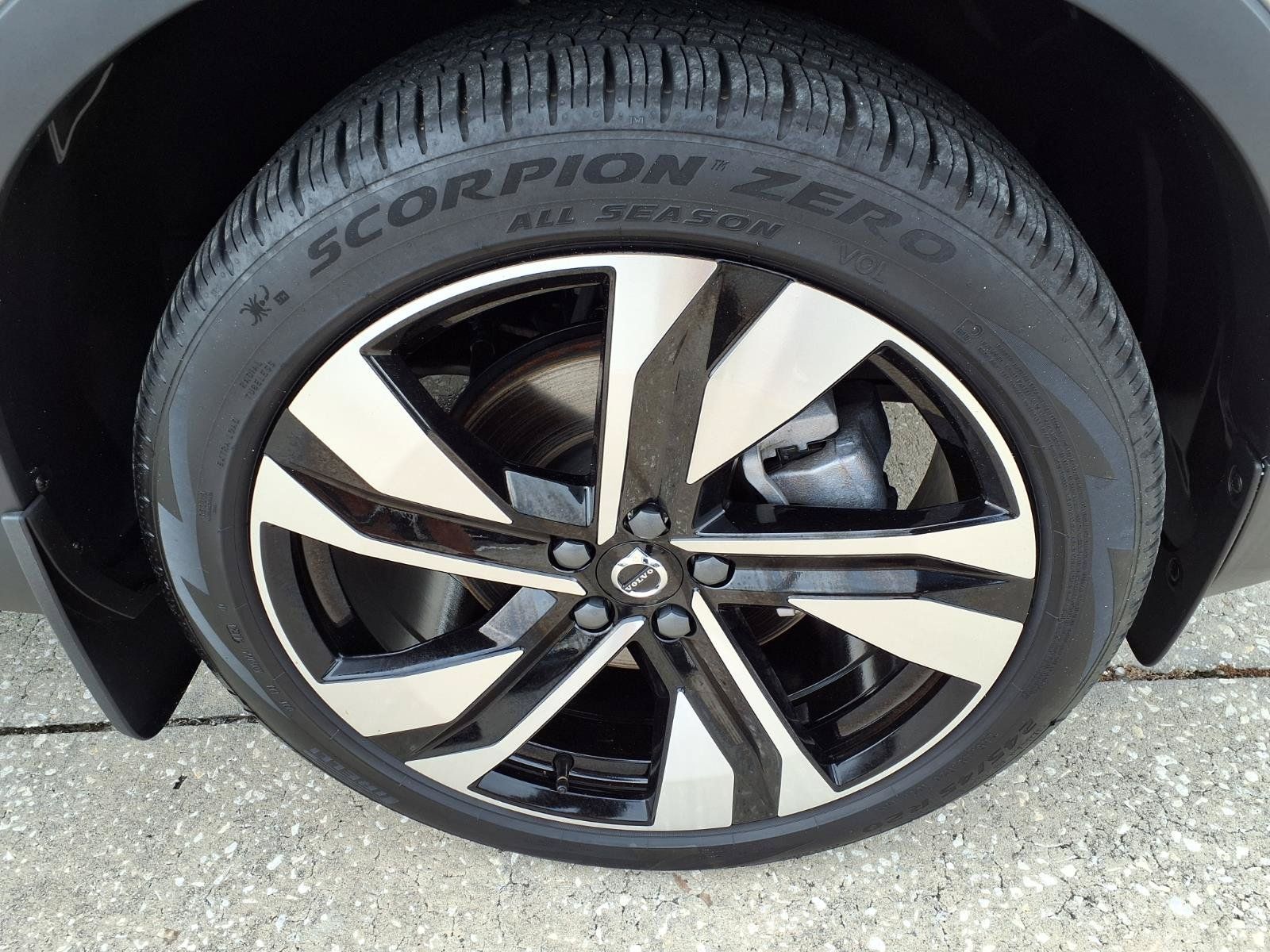 Certified 2025 Volvo XC40 B5 Ultra AWD/4WD image 9