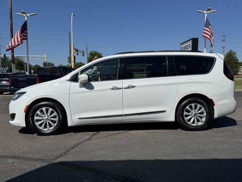 Used 2017 Chrysler Pacifica Touring-L FWD image 4