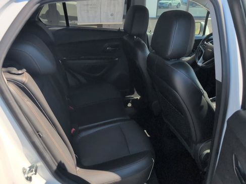Used 2020 Chevrolet Trax LT w/ LT Convenience Package AWD/4WD image 12