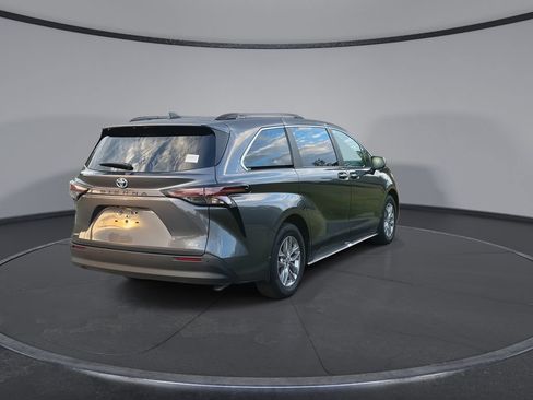 Used 2025 Toyota Sienna XLE FWD image 8
