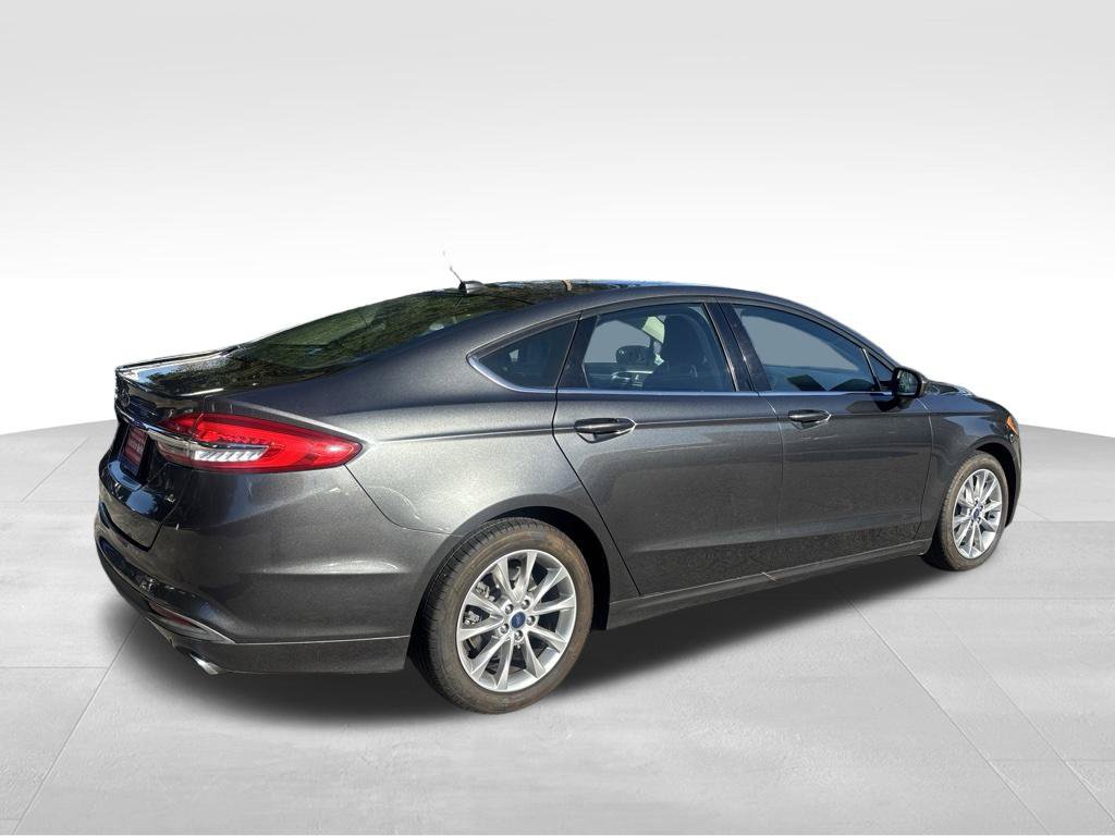 Used 2017 Ford Fusion SE FWD image 5