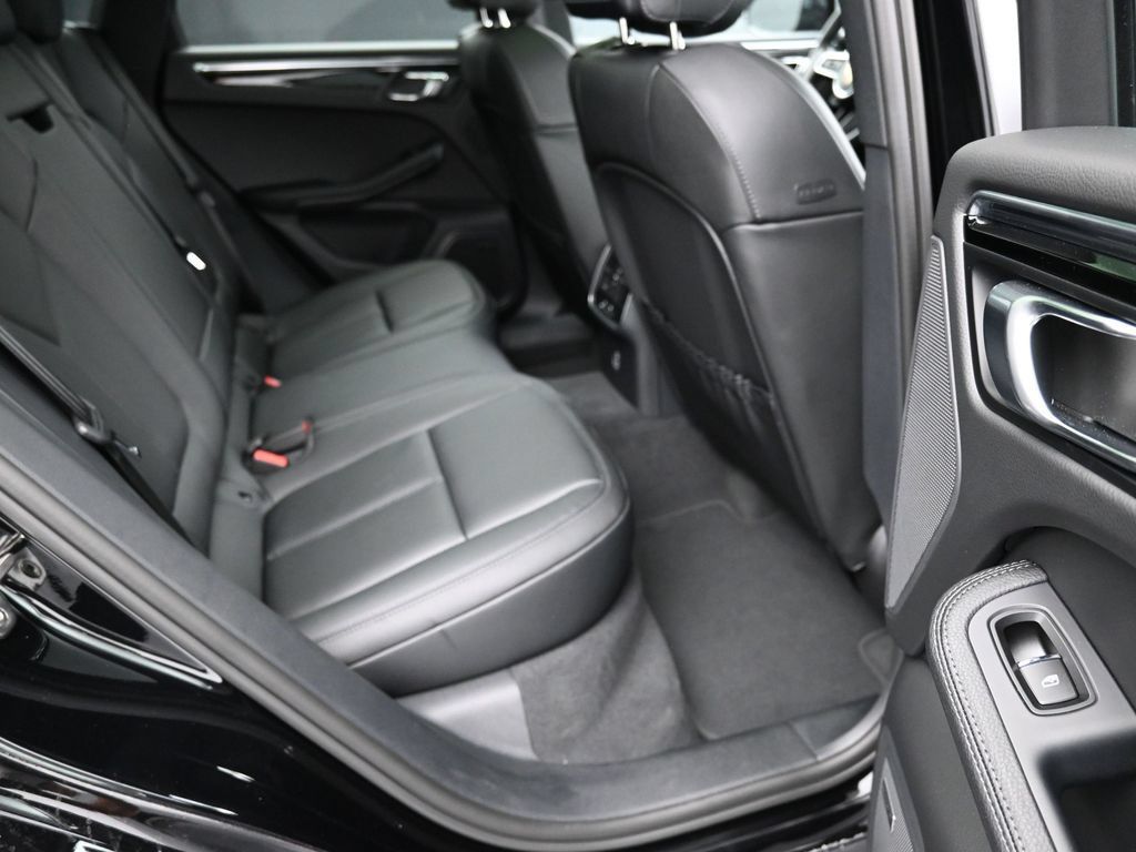 Certified 2025 Porsche Macan AWD/4WD image 23