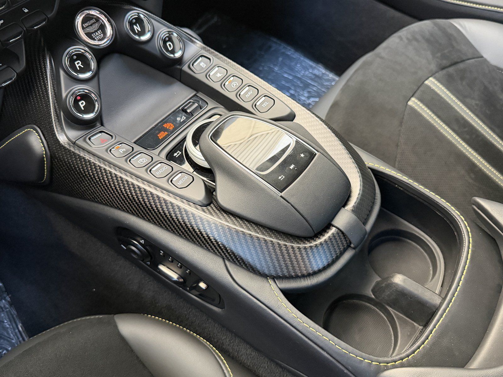 Used 2023 Aston Martin V8 Vantage Coupe RWD image 31