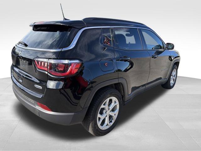 Used 2024 Jeep Compass Latitude AWD/4WD image 4