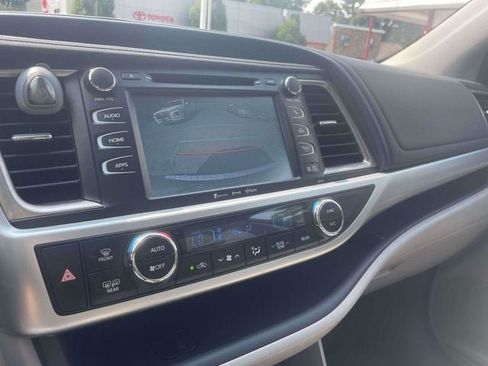 Used 2017 Toyota Highlander XLE AWD/4WD image 32