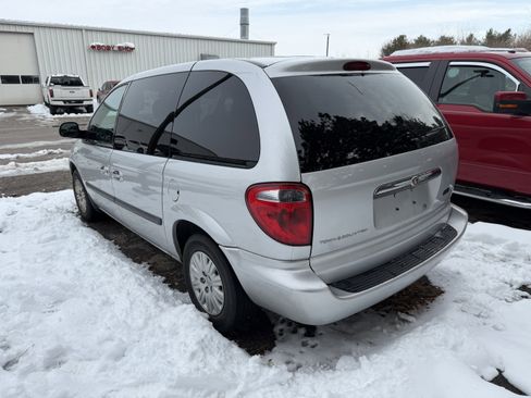 Used 2005 Chrysler Town & Country image 8