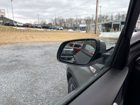 Certified 2022 Hyundai Venue SEL image 12