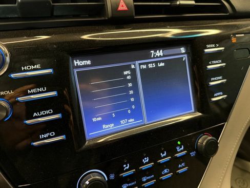 Used 2018 Toyota Camry LE image 12