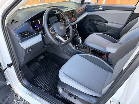 Used 2024 Volkswagen Taos SE w/ MDO Package image 2