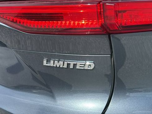 Used 2024 Toyota Venza Limited AWD/4WD image 8